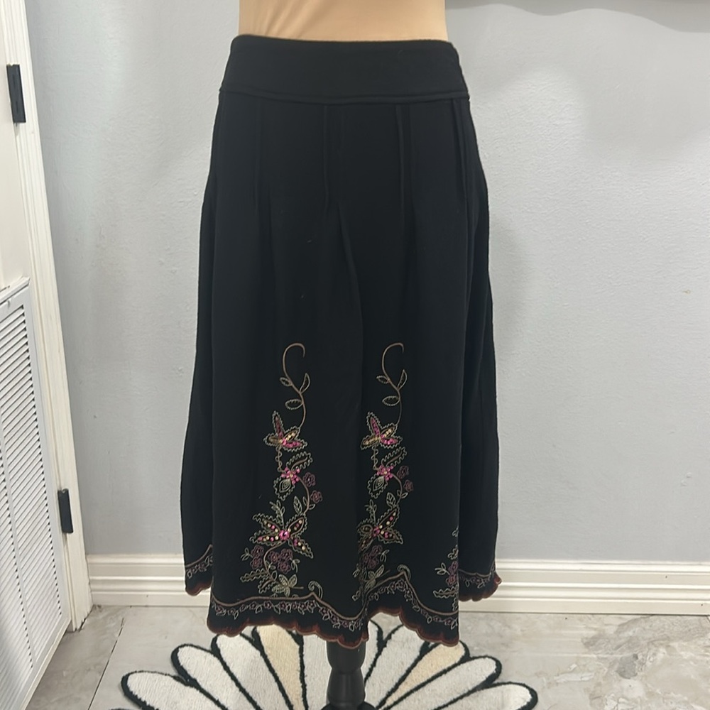 Jjill Chic Black Wool Skirt‎ with Floral Embroidery. Size 10